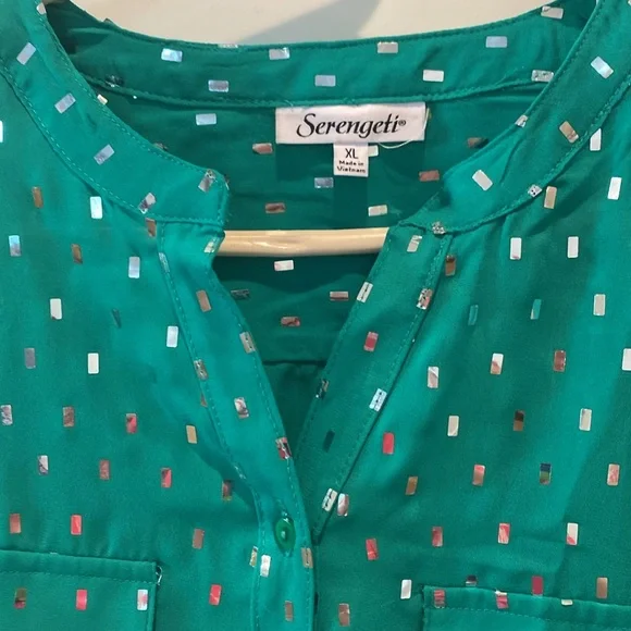 Serengeti Ladies Blouse.  Green w/Shiny Silver Pieces.  XL.‎  Button Up. - Picture 2 of 9